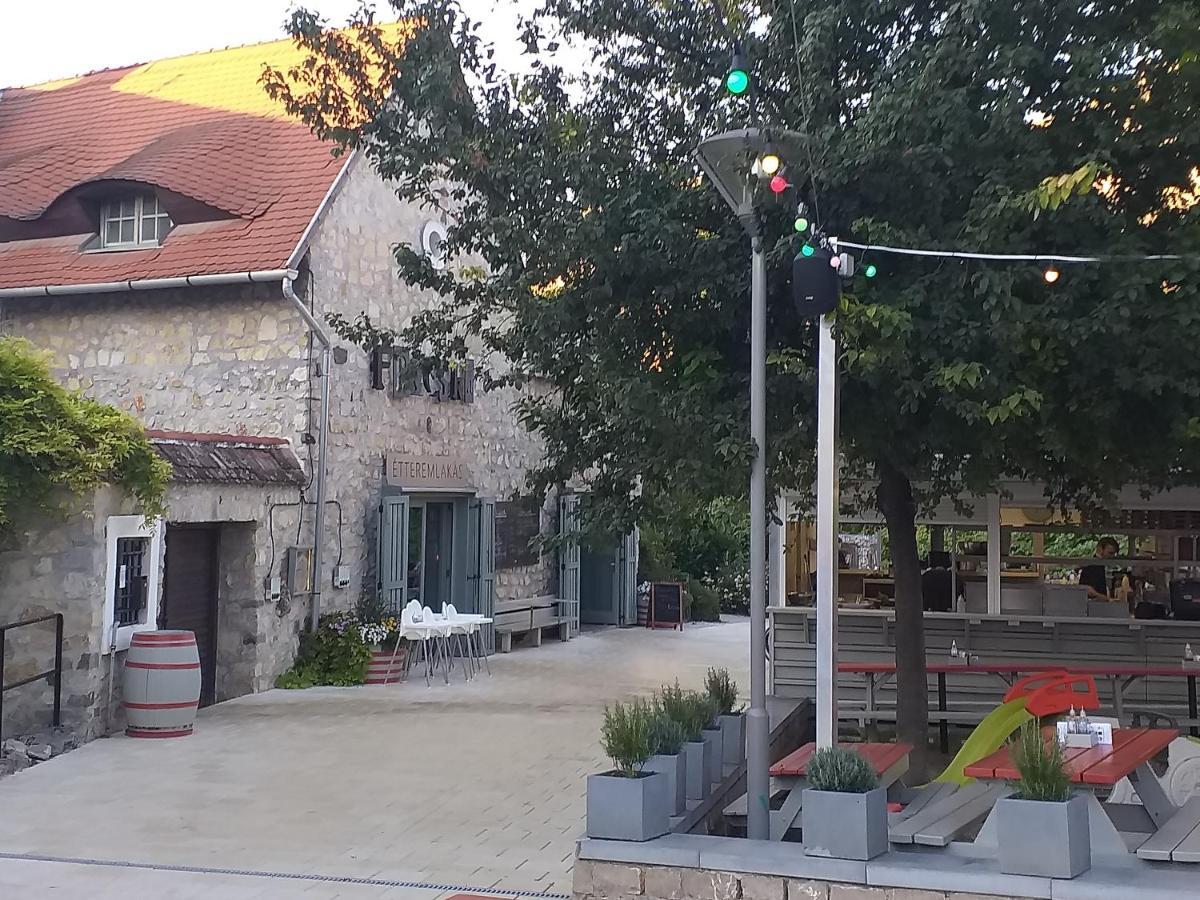 Galeria Villa Veszprem Bagian luar foto